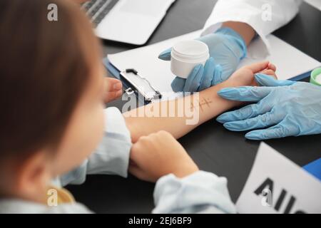 Petite fille subissant un test cutané d'allergène en clinique Banque D'Images