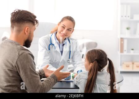 Petite fille subissant un test cutané d'allergène en clinique Banque D'Images