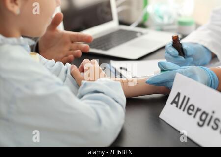 Petite fille subissant un test cutané d'allergène en clinique Banque D'Images