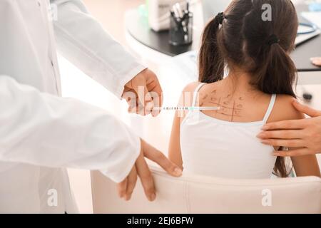 Petite fille subissant un test cutané d'allergène en clinique Banque D'Images