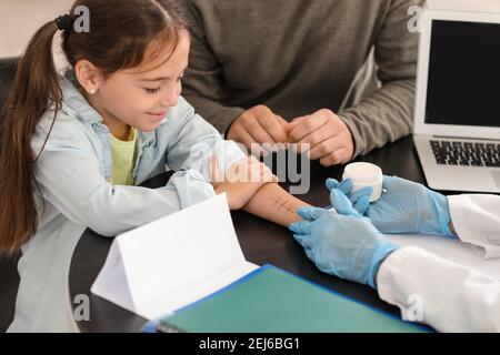 Petite fille subissant un test cutané d'allergène en clinique Banque D'Images