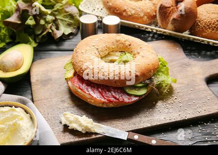 Bagel au savoureux fromage à la crème sur fond de bois Banque D'Images