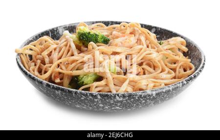 Assiette avec de savoureuses nouilles et fruits de mer sur fond blanc Banque D'Images