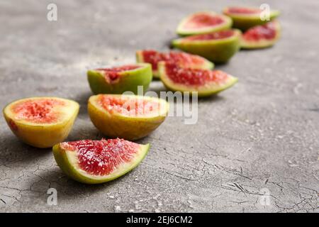 Couper les figues fraîches sur fond gris, gros plan Banque D'Images