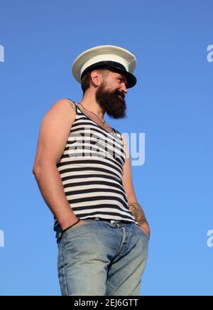 Marin capitaine barbu portant un chapeau. Amusement marin. Portrait de capitaine sérieux. Marin barbu, marin. Banque D'Images