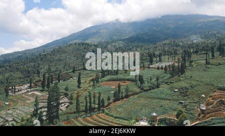 Vue aérienne de la vallée de la montagne avec paysage vert à Sindoro vulcano Banque D'Images