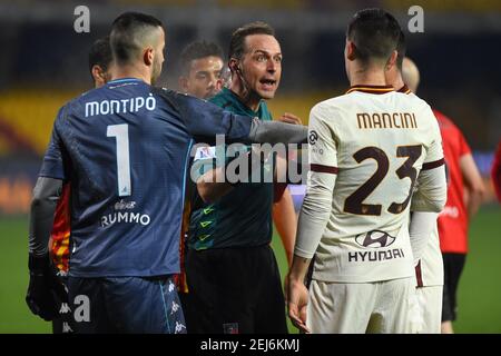 Benevento, Latium. 21 février 2021. Arbitre Luca Pairetto Lorenzo Montipo de Benevento Gianluca Mancini de Roma en action pendant la Serie italienne UN match de football Benevento vs AS Roma au stade Ciro Vigorito à Benevento, Italie, 2i février 2021. Fotografo01 crédit: Agence de photo indépendante/Alamy Live News Banque D'Images