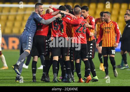 Benevento, Latium. 21 février 2021. Les joueurs de Benevento jubilent à la fin du match lors de la série italienne UN match de football Benevento vs AS Roma au stade Ciro Vigorito à Benevento, Italie, 2i février 2021. Fotografo01 crédit: Agence de photo indépendante/Alamy Live News Banque D'Images