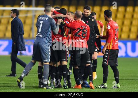 Benevento, Latium. 21 février 2021. Les joueurs de Benevento jubilent à la fin du match lors de la série italienne UN match de football Benevento vs AS Roma au stade Ciro Vigorito à Benevento, Italie, 2i février 2021. Fotografo01 crédit: Agence de photo indépendante/Alamy Live News Banque D'Images