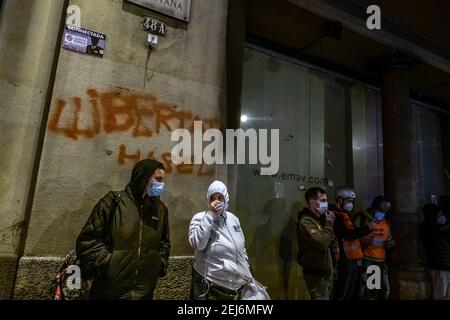 Barcelone, Espagne. 21 février 2021. Un graffiti appelant à la liberté du rappeur Pablo Hasel vu sur un mur à Vía Laietana pendant la manifestation.Sixième nuit de manifestations et d'émeutes en réponse à l'arrestation et l'emprisonnement du rappeur Pablo Hasel accusé d'exalter le terrorisme et d'insulter la couronne dans le contenu des paroles de ses chansons. Crédit : SOPA Images Limited/Alamy Live News Banque D'Images