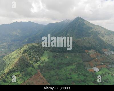 Vue aérienne de la vallée de la montagne avec paysage vert à Sindoro vulcano Banque D'Images