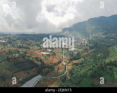 Vue aérienne de la vallée de la montagne avec paysage vert à Sindoro vulcano Banque D'Images