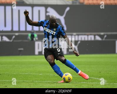 Milan, Italie. 21 février 2021. Le Romelu Lukaku du FC Inter marque lors d'une série UN match de football entre l'AC Milan et le FC Inter à Milan, en Italie, le 21 février 2021. Crédit: Alberto Lingria/Xinhua/Alay Live News Banque D'Images