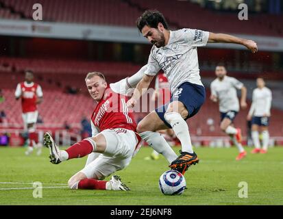 Londres, Grande-Bretagne. 21 février 2021. Rob Holding (L) d'Arsenal rivalise avec Ilkay Gundogan de Manchester City lors du match de football de la première ligue anglaise entre Arsenal et Manchester City au stade Emirates de Londres, en Grande-Bretagne, le 21 février 2021. Credit: Han Yan/Xinhua/Alay Live News Banque D'Images