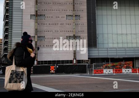 Washington, États-Unis. 21 février 2021. Suppression partielle des panneaux de premier amendement du bâtiment qui abritait autrefois le Newseum avant sa fermeture en 2019, à Washington, DC, le dimanche 21 février, 2021, au milieu de la pandémie du coronavirus. Le Congrès se réunit de nouveau cette semaine après un congé, prenant en compte la législation majeure de secours de la COVID poussée par les Démocrates, alors que le nombre de morts de coronavirus confirmés approche 500,000 aux États-Unis (Graeme Sloan/Sipa USA) crédit: SIPA USA/Alay Live News Banque D'Images