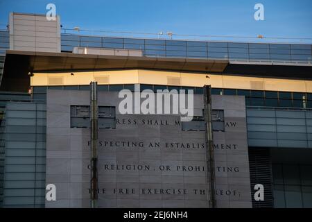 Washington, États-Unis. 21 février 2021. Suppression partielle des panneaux de premier amendement du bâtiment qui abritait autrefois le Newseum avant sa fermeture en 2019, à Washington, DC, le dimanche 21 février, 2021, au milieu de la pandémie du coronavirus. Le Congrès se réunit de nouveau cette semaine après un congé, prenant en compte la législation majeure de secours de la COVID poussée par les Démocrates, alors que le nombre de morts de coronavirus confirmés approche 500,000 aux États-Unis (Graeme Sloan/Sipa USA) crédit: SIPA USA/Alay Live News Banque D'Images