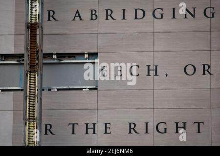 Washington, États-Unis. 21 février 2021. Suppression partielle des panneaux de premier amendement du bâtiment qui abritait autrefois le Newseum avant sa fermeture en 2019, à Washington, DC, le dimanche 21 février, 2021, au milieu de la pandémie du coronavirus. Le Congrès se réunit de nouveau cette semaine après un congé, prenant en compte la législation majeure de secours de la COVID poussée par les Démocrates, alors que le nombre de morts de coronavirus confirmés approche 500,000 aux États-Unis (Graeme Sloan/Sipa USA) crédit: SIPA USA/Alay Live News Banque D'Images