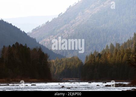 Rivière Kootenai en amont des chutes Kootenai à l'automne. Vallée de la rivière Kootenai, nord-ouest du Montana. (Photo de Randy Beacham) Banque D'Images