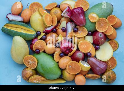 Variété de fruits frais assortis sur fond bleu. Fruits variés fond coloré, fruits sains, foyer sélectif. Banque D'Images