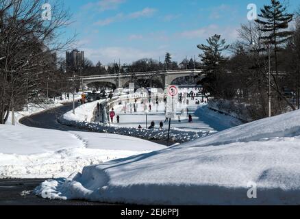 Des patineurs qui rong le canal (COVID, n'importe qui?) Un merveilleux samedi d'hiver chaud et ensoleillé pendant le Bal de neige, Ottawa, Ontario, Canada. Banque D'Images