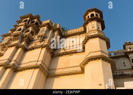 Udaipur, Inde, pavillon orné, ou balcon du Palais de la ville construit en 1559 par Maharana Udai Singh. Banque D'Images