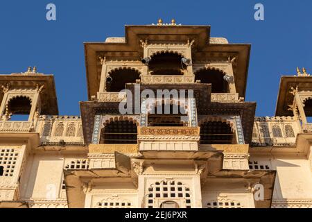 Udaipur, Inde, façade du palais de la ville avec balcon et pavillon ornés construits en 1559 par Maharana Udai Singh. Banque D'Images