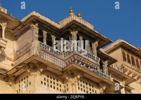 Udaipur, Inde, façade du palais de la ville avec balcon et pavillon ornés construits en 1559 par Maharana Udai Singh. Banque D'Images