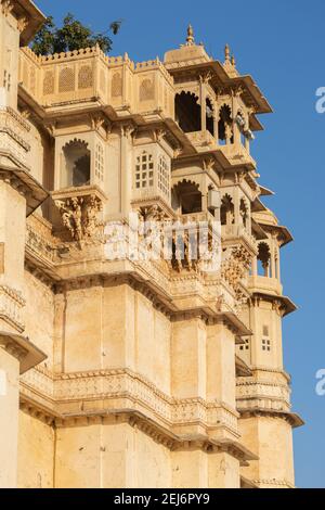 Udaipur, Inde, façade du palais de la ville avec balcon et pavillon ornés construits en 1559 par Maharana Udai Singh. Banque D'Images