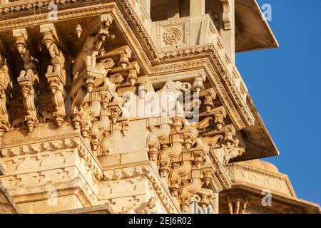 Udaipur, Inde, détail du pavillon orné, ou balcon du Palais de la ville représentant des éléphants sculptés en grès soutenant la structure. Banque D'Images