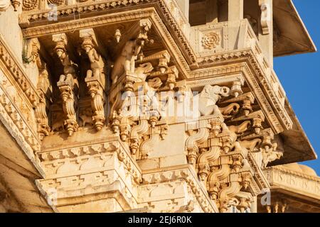 Udaipur, Inde, détail du pavillon orné, ou balcon du Palais de la ville représentant des éléphants sculptés en grès soutenant la structure. Banque D'Images