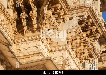 Udaipur, Inde, détail du pavillon orné, ou balcon du Palais de la ville représentant des éléphants sculptés en grès soutenant la structure. Banque D'Images