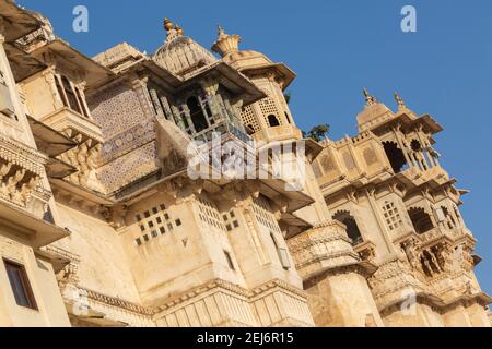 Udaipur, Inde, pavillon orné, ou balcon du Palais de la ville construit en 1559 par Maharana Udai Singh. Banque D'Images