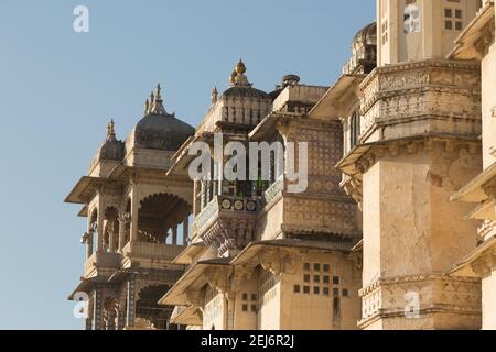 Façade du palais de la ville avec balcon et pavillon ornés construits en 1559 par Maharaana Udai Singh. Banque D'Images