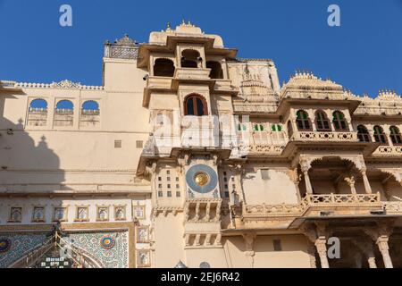 Udaipur, Inde, façade du palais de la ville avec balcon et pavillon ornés construits en 1559 par Maharana Udai Singh. Banque D'Images