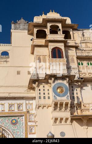 Udaipur, Inde, façade du palais de la ville avec balcon et pavillon ornés construits en 1559 par Maharana Udai Singh. Banque D'Images