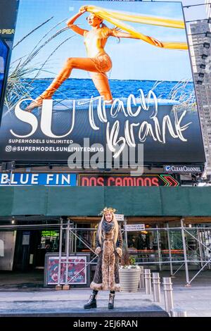 Le photographe Luciana Pampalone avec Model Tracy Brank a été présenté dans le NYFW du Supermodels Unlimited Magazine à Times Square New York, NY, le 21 février 2021. (Photo de David Warren /Sipa? USA) crédit: SIPA USA/Alay Live News Banque D'Images