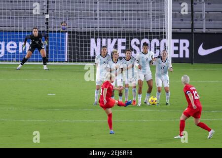 Orlando, Floride, États-Unis . 21 février 2021 : l'avant-propos du Canada ADRIANA LEON (19) fait un coup de pied de pénalité lors du match de la coupe SheBelieves Argentine contre Canada au stade Explora à Orlando, FL, le 21 février 2021. Crédit : Cory Knowlton/ZUMA Wire/Alay Live News Banque D'Images