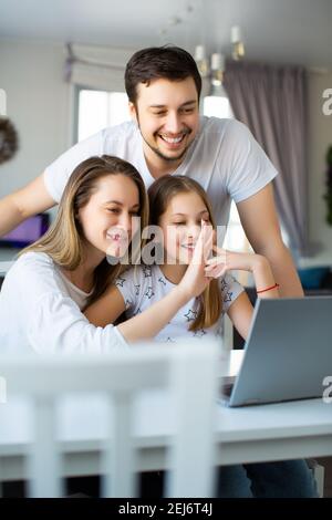 Photo verticale d'une famille heureuse lors d'une réunion en ligne avec des parents. Banque D'Images