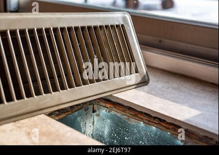 Plancher carrelé avec couvercle d'aération HVAC à plancher ouvert déposé Banque D'Images