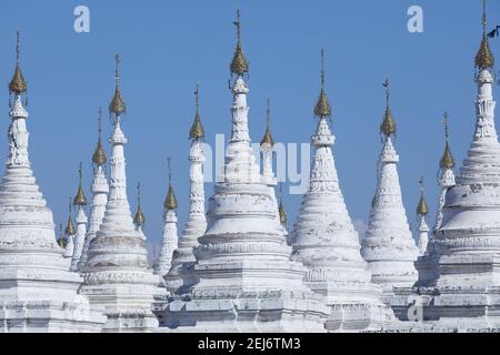 Quelques-unes des 729 grottes à inscription en pierre 'kyauksa gu' à la pagode de Kuthodaw, au pied de la colline de Mandalay, au Myanmar. Chaque grotte contient une dalle de marbre Banque D'Images