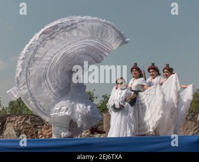 Les filles en costumes mexicains traditionnels dansent à San Miguel de Allende, Guanajuato, Mexique Banque D'Images