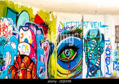 Les ruines d'un complexe, d'un hôtel ou d'une maison rumeur fournissent une toile pour le travail artistique de graffiti dans la jungle près de Jaco, Costa Rica. Banque D'Images