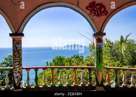 Une structure couverte de graffitis abandonnée offre une vue spectaculaire sur la plage et l'océan Pacifique à Jaco, au Costa Rica. Banque D'Images