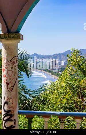 Une structure couverte de graffitis abandonnée offre une vue spectaculaire sur la plage et l'océan Pacifique à Jaco, au Costa Rica. Banque D'Images