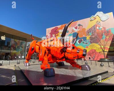 Pékin, Pékin, Chine. 22 février 2021. Beijing, CHINE-photo prise le 22 février 2021 montre une grande sculpture mécanique de taureau dans le quartier commerçant de Sanlitun à Beijing, Chine.attirent beaucoup de piétons à venir pour prendre des photos. Crédit : SIPA Asia/ZUMA Wire/Alay Live News Banque D'Images