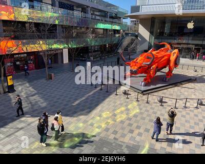 Pékin, Pékin, Chine. 22 février 2021. Beijing, CHINE-photo prise le 22 février 2021 montre une grande sculpture mécanique de taureau dans le quartier commerçant de Sanlitun à Beijing, Chine.attirent beaucoup de piétons à venir pour prendre des photos. Crédit : SIPA Asia/ZUMA Wire/Alay Live News Banque D'Images