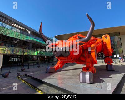 Pékin, Pékin, Chine. 22 février 2021. Beijing, CHINE-photo prise le 22 février 2021 montre une grande sculpture mécanique de taureau dans le quartier commerçant de Sanlitun à Beijing, Chine.attirent beaucoup de piétons à venir pour prendre des photos. Crédit : SIPA Asia/ZUMA Wire/Alay Live News Banque D'Images