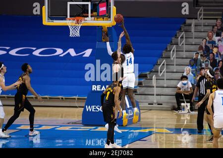 UCLA Bruins en avant Kenneth Nwuba (14) tire le ballon lors d'un match de basket-ball NCAA contre l'Arizona State Sun Devils, samedi 20 février 2021, i Banque D'Images