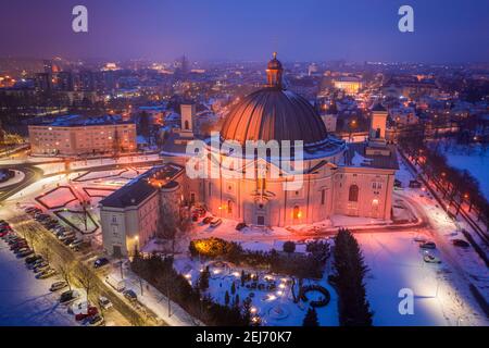 Basilique St. Vincent de Paul de nuit à Bydgoszcz, vue aérienne de la Pologne Banque D'Images