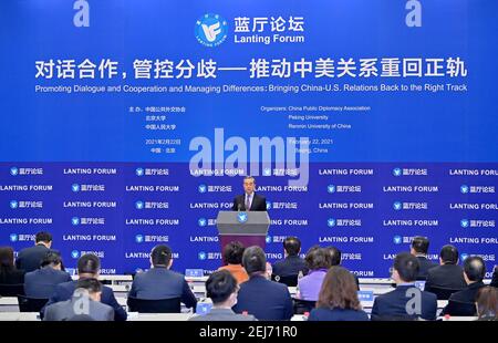 Pékin, Chine. 22 février 2021. Le conseiller d'État chinois et ministre des Affaires étrangères Wang Yi prononce un discours à l'ouverture du Forum de Lanting sur le thème « promouvoir le dialogue et la coopération et gérer les différences : amener la Chine aux États-Unis Relations Back to the Right Track' à Beijing, capitale de la Chine, 22 février 2021. Credit: Yue Yuewei/Xinhua/Alamy Live News Banque D'Images